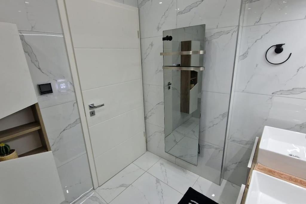 Suite Prestige Logement Neuf Avec Spa Et Ecran De Cinema En Rez De Jardin コルマール エクステリア 写真